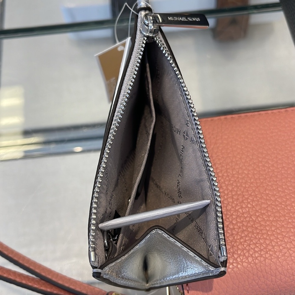MICHAEL KORS
Jet Set Travel Small Top Zip Coin Pouch With ID
Silver 
NWT - Picture 10 of 16